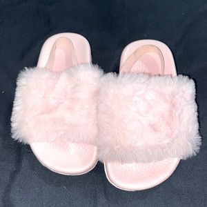 Baby girl’s fuzzy sandals